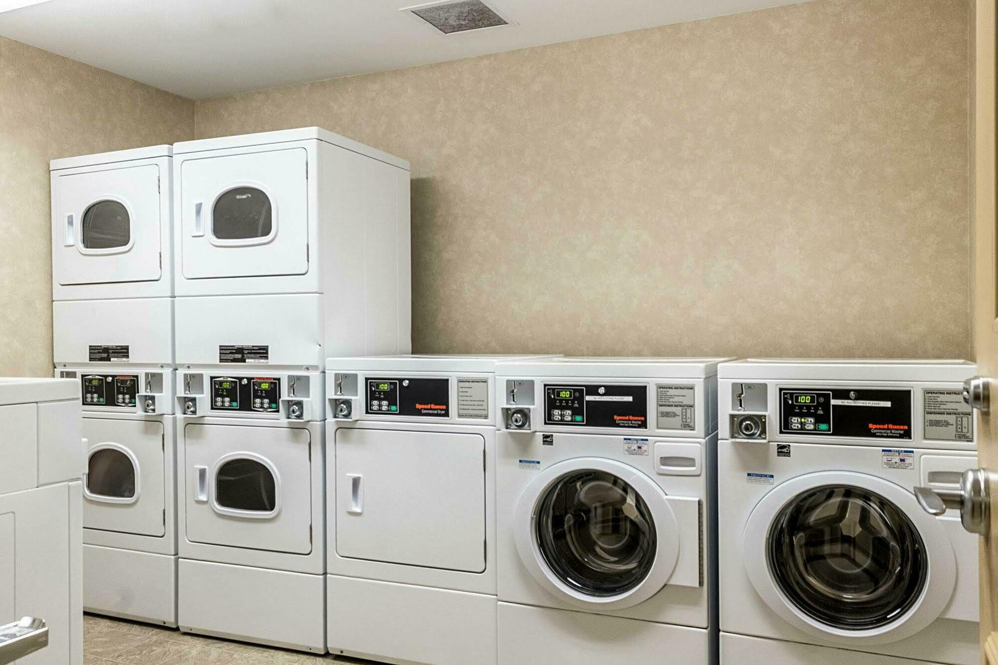 Mainstay Suites Минот Экстерьер фото